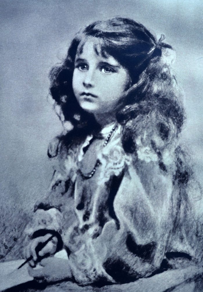 VARIOUS Elizabeth Bowes-Lyon (later, the Duchess of York and then Queen Elizabeth) as a young girl, born in 1900, this picture was taken when she was 6 years old.
