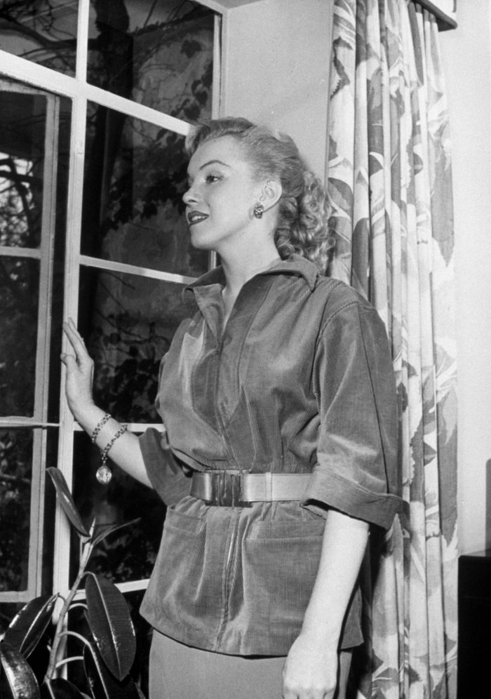 VARIOUS MARILYN MONROE, PEERING OU OF WINDOW - 1950