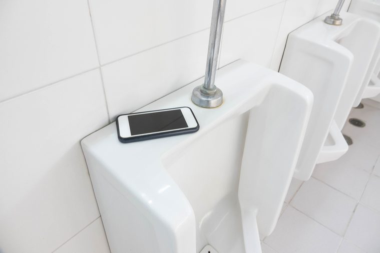 8 lugares donde nunca debes guardar o dejar tu teléfono| Olvídate del teléfono en el baño.