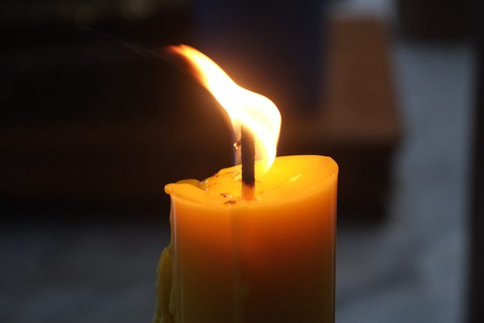 White vinegar uses candle wax
