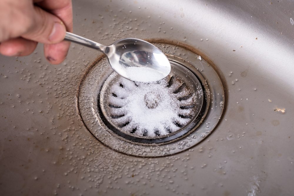 White vinegar uses unclog drain