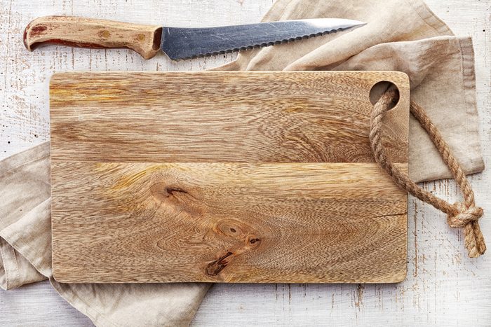 White vinegar uses wooden cutting board