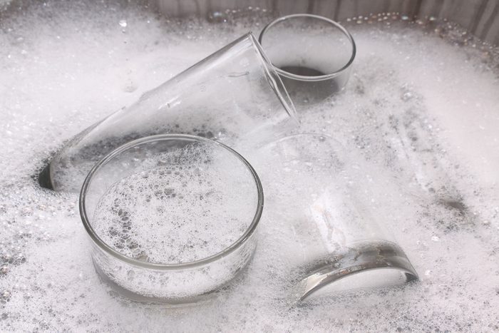 Using vinegar to clean dishes
