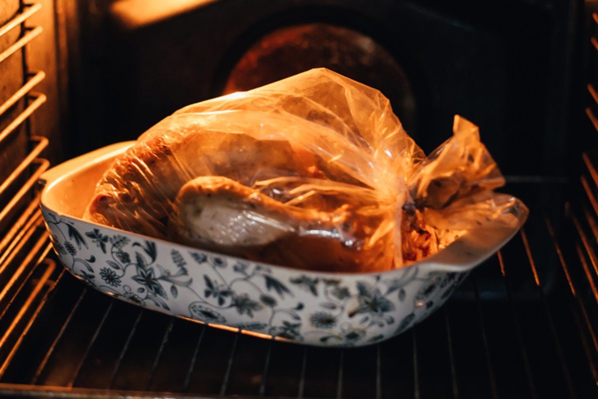 Turkey in a cooking bag in an oven; Shutterstock ID 1044221638; Job (TFH, TOH, RD, BNB, CWM, CM): Taste of Home