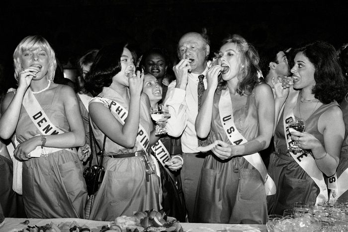 1981 Miss Universe contestants eat buffet