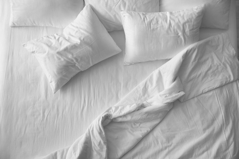 Almohadas blandas en una cómoda cama, vista superior