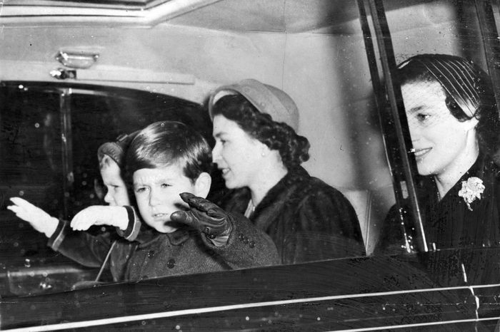 December 1952 - Happy Christmas ! Princess Anne Waves Both Hands; Prince Charles Waves Only One. With The Queen And Princess Margaret They Are Driving From Buckingham Palace To King's Cross. And Outside Their Car Crowds Are Calling 'happy Christmas