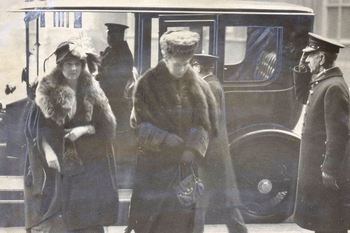 Queen Mary Arriving At Harrods Store London A Royal Lead To The Early Christmas Shopping Movement Was Given By The Queen Yesterday When Her Majesty Purchased Many Of Her Christmas Gifts. Mary Of Teck (victoria Mary Augusta Louise Olga Pauline Claudin