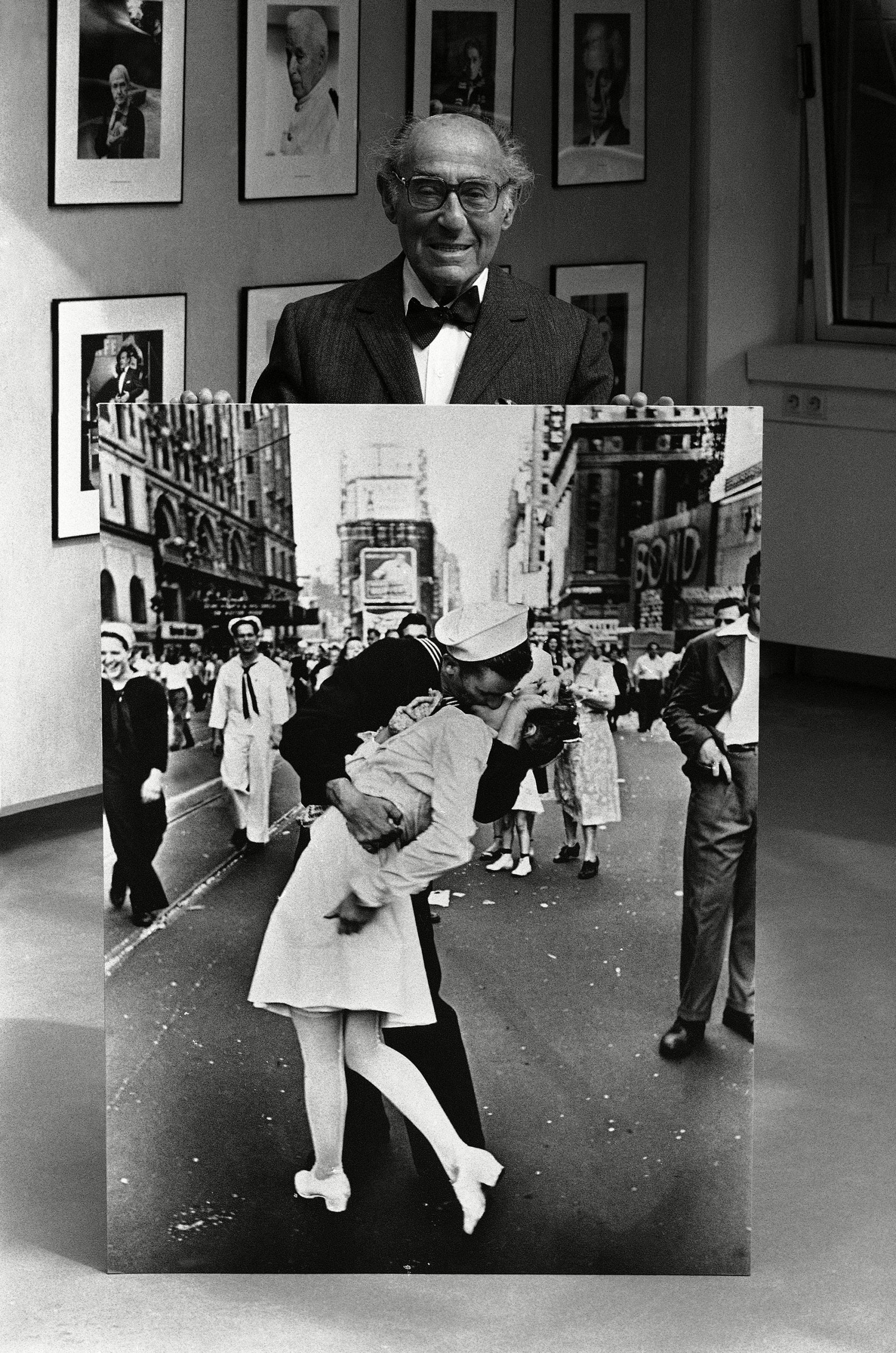 Alfred Eisenstaedt poses with one of his best know photographs