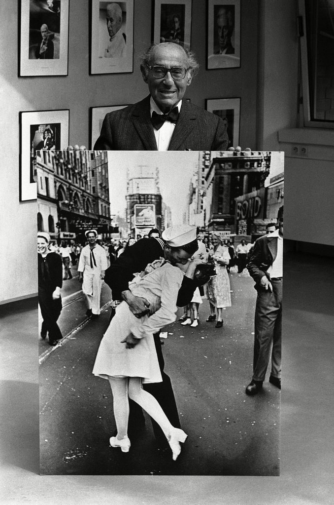 Alfred Eisenstaedt poses with one of his best know photographs