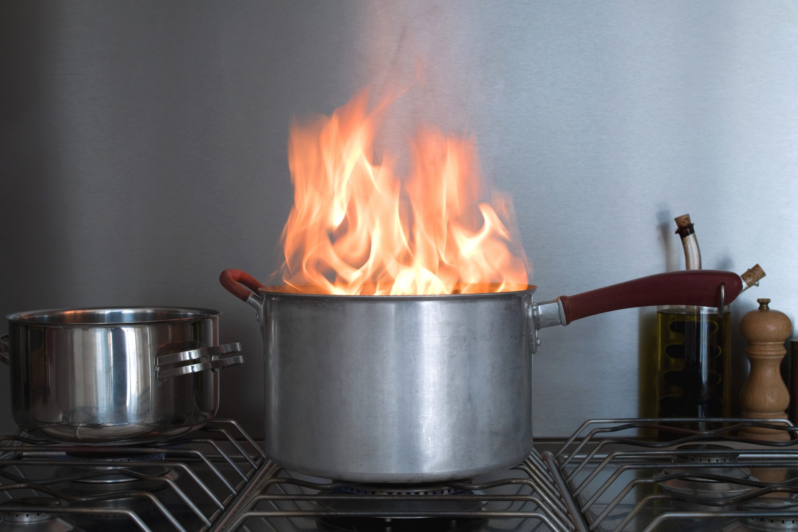 Cómo apagar un incendio de grasa: consejos de expertos para apagar un incendio de queroseno de manera segura