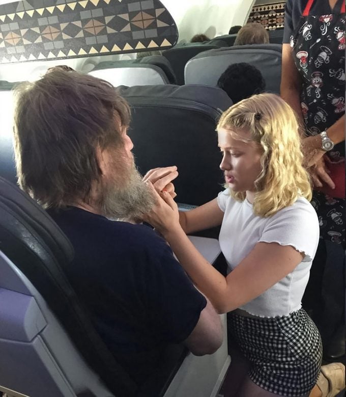 Girl uses sign language to help a stranger on a plane