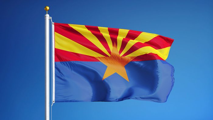 Arizona (ABD eyaleti) bayrağı masmavi gökyüzüne karşı sallanıyor, yakın çekim, kırpma yolu maskesi alfa kanalı şeffaflığı ile izole edilmiş, film, haber, kompozisyon için mükemmel