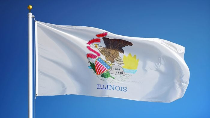Açık mavi gökyüzüne karşı dalgalanan Illinois (ABD eyaleti) bayrağı, yakın çekim, kırpma yolu maskesi alfa kanalı şeffaflığı ile izole edilmiş, film, haber, kompozisyon için mükemmel
