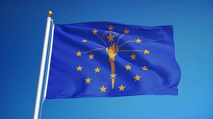Indiana (ABD eyaleti) bayrağı açık mavi gökyüzüne karşı sallanıyor, yakın çekim, kırpma yolu maskesi alfa kanalı şeffaflığı ile izole edilmiş, film, haber, kompozisyon için mükemmel