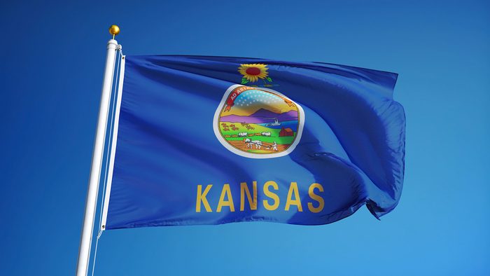 Kansas (ABD eyaleti) bayrağı açık mavi gökyüzüne karşı sallanıyor, yakın çekim, kırpma yolu maskesi alfa kanalı şeffaflığı ile izole edilmiş, film, haber, kompozisyon için mükemmel