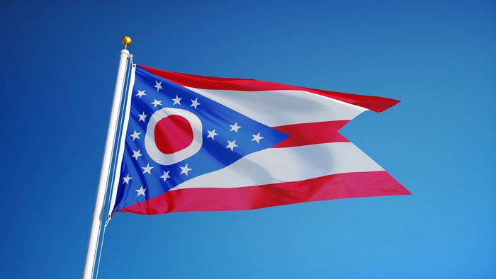 Ohio (ABD eyaleti) bayrağı açık mavi gökyüzüne karşı sallanıyor, yakın çekim, kırpma yolu maskesi alfa kanalı şeffaflığı ile izole edilmiş, film, haber, kompozisyon için mükemmel