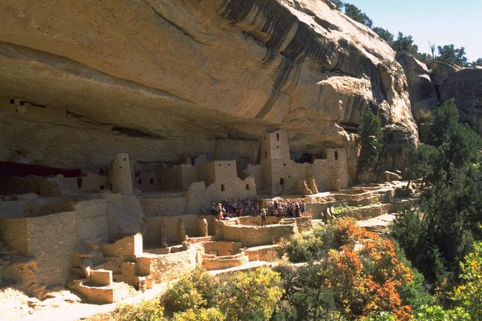 TOURISTS AT THE RUINS IN MESA VERDE NATIONAL PARK, COLORADO, AMERICA