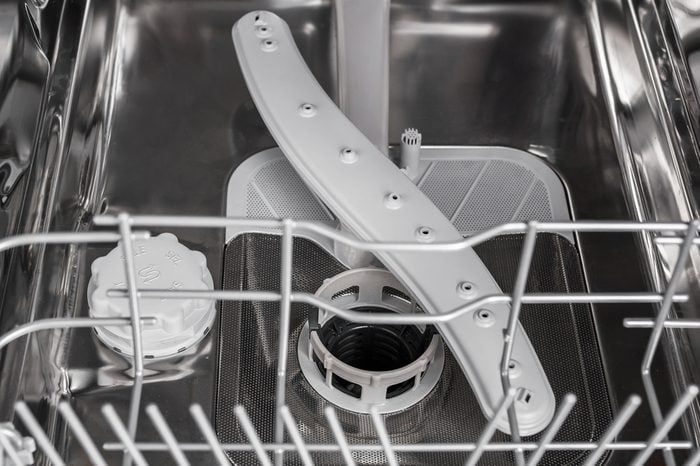 тележка для посудомоечной машины. Посудомоечная машина изнутри крупным планом