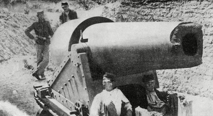 Historical Collection 300-pounder (140kg) Parrott Gun Used by the Federals Against Fort Sumter and Fort Wagner Even After It Had Been Damaged by Explosion During the American Civil War