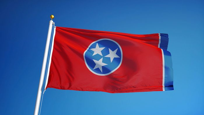 Açık mavi gökyüzüne karşı sallanan Tennessee (ABD eyaleti) bayrağı, yakın çekim, kırpma yolu maskesi alfa kanalı şeffaflığı ile izole edilmiş, film, haber, kompozisyon için mükemmel