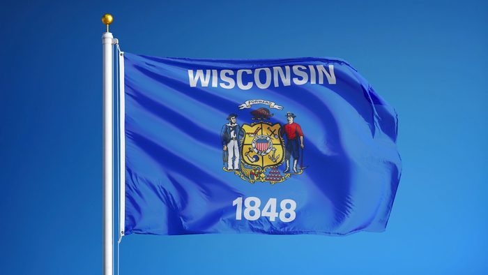 Wisconsin (ABD eyaleti) bayrağı açık mavi gökyüzüne karşı sallanıyor, yakın çekim, kırpma yolu maskesi alfa kanalı şeffaflığı ile izole edilmiş, film, haber, kompozisyon için mükemmel
