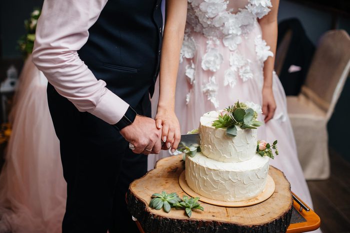 cut wedding cake