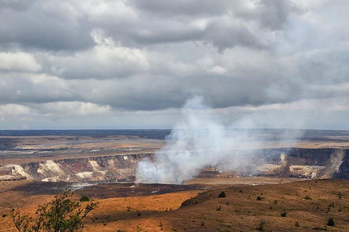 Hawaii Volcanoes Nationalpark landscape with Kilauea volcano erupting