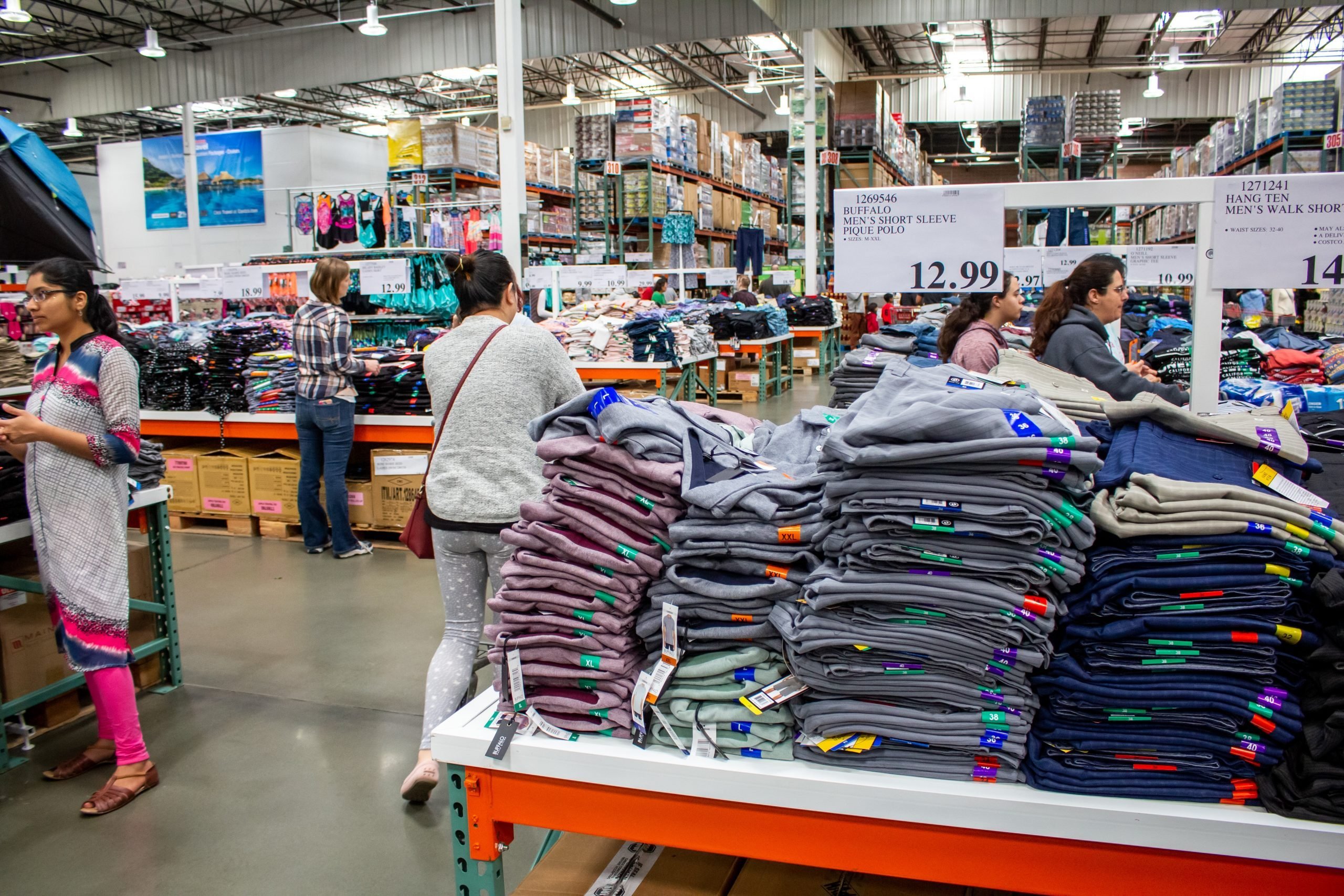 ved godt Stille og rolig Erfaren person Why You Might Want to Start Buying Clothes at Costco | Reader's Digest