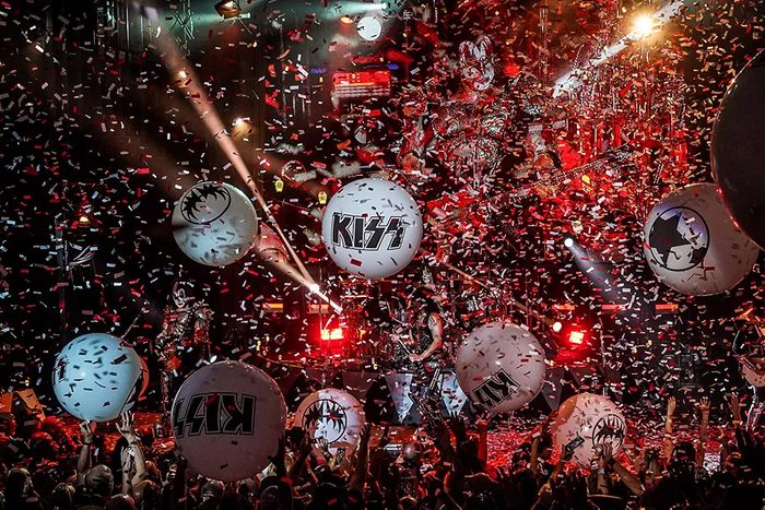 Kiss Cruise balloons and confetti