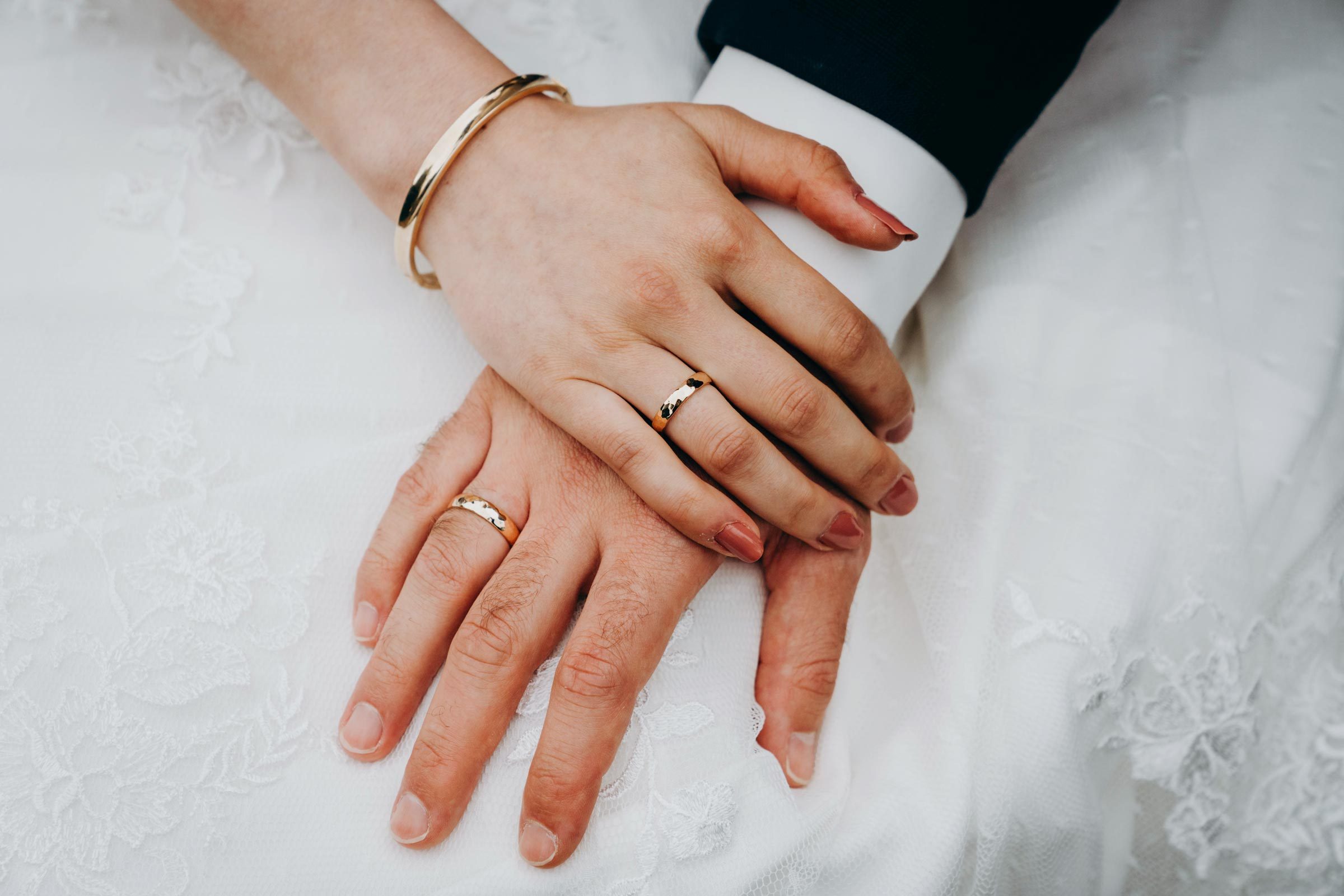 Min Toezicht houden Schaken The Ring Finger: History of Wearing Wedding Rings on the Fourth Finger