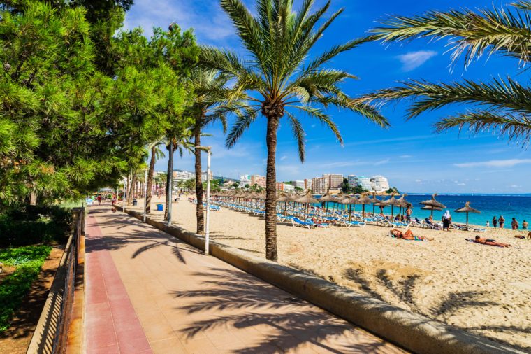 Španielsko, Mallorca, výhľad na pobrežie a promenádu ​​z piesočnatej pláže Magaluf, pobrežie Stredozemného mora.