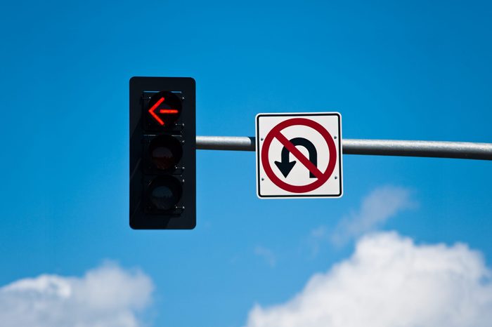 A left turn lane signal light and no u-turn sign.