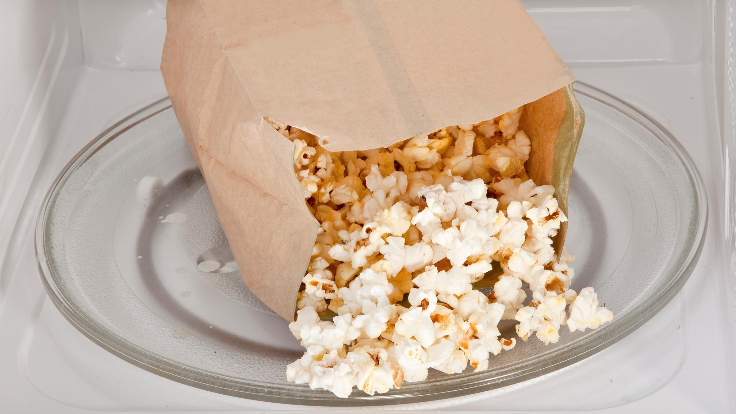 interview vandtæt Hen imod Why You Shouldn't Use the Microwave's Popcorn Button | Reader's Digest
