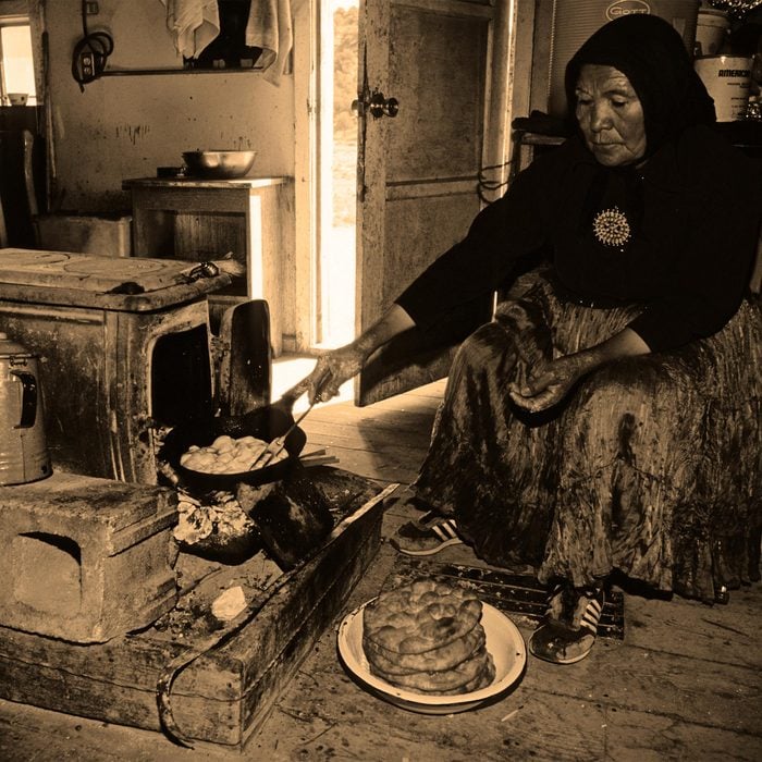 Mary Todecheeine is cooking 'frybread' in her house on the Black Mesa plateau in the heart of the Navajo Indian Nation. Black Mesa, Arizona, America. Mar 2007