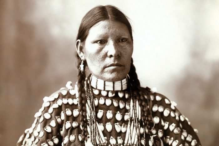 Native American woman, portrait of an Arapahoe woman, original title: 'Freckled Face (Arapahoe)', photograph by Frank A. Rinehart, 1899.
