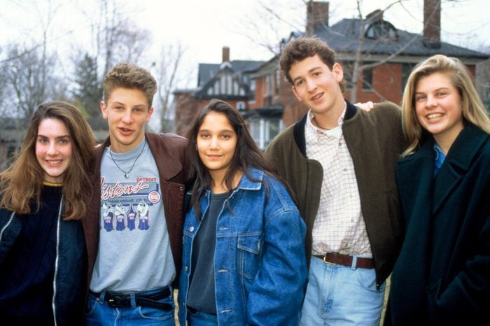1990s GROUP PORTRAIT OF TWO TEENAGE BOYS AND THREE TEENAGE GIRLS LOOKING AT CAMERA