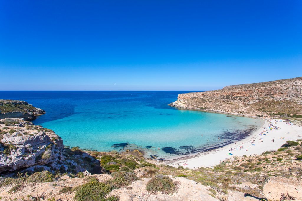Lampedusa Island Sicily – 토끼 해변과 토끼 섬 Lampedusa“Spiaggia dei Conigli”청록색 물과 파라다이스 해변에서 하얀 모래.  백리향과 카도 론으로 지중해 스크럽.  타 바카라 베이