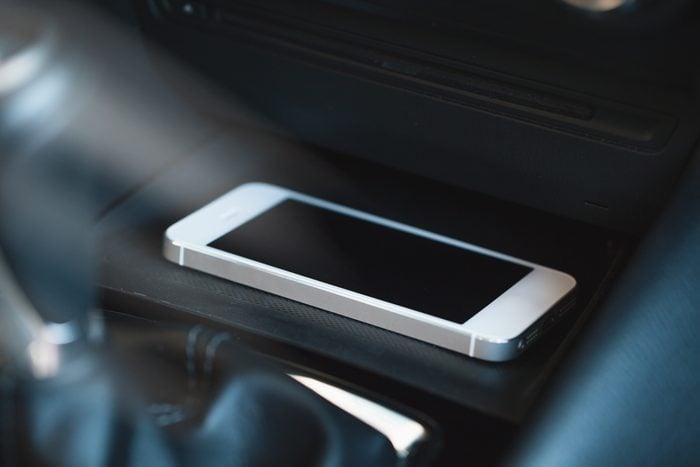 Smartphone charging wireless in car