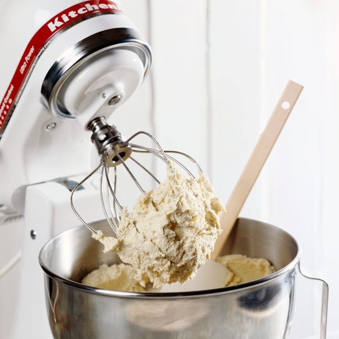 Stand mixer with cake batter