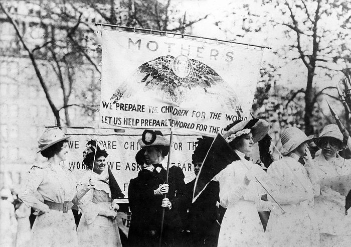 USA New York New York City: Women's rights activists demonstrating for women's suffrage on the 5th Avenue - 1901 - Vintage property of ullstein bild
