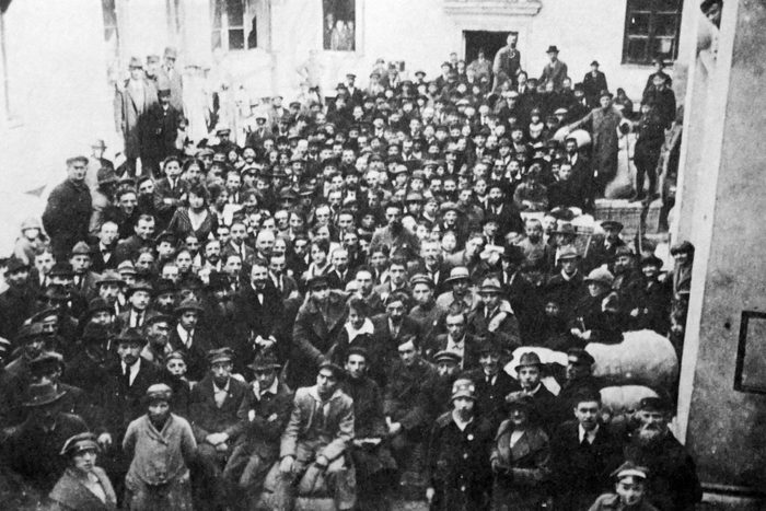 Jewish emigrants leaving Warsaw