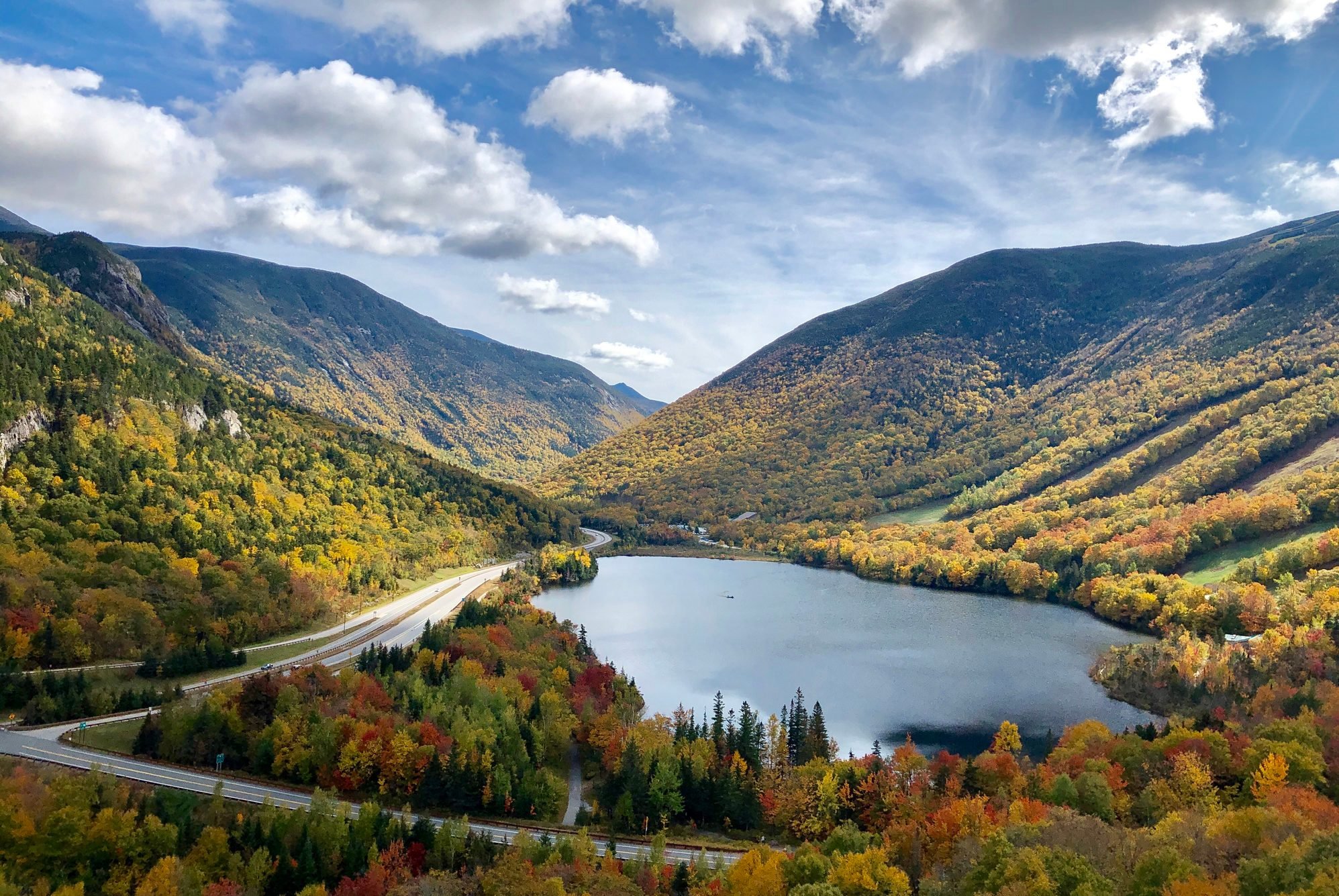 Franconia Notch State Park durante el otoño en New Hampshire, EE.UU. White Mountains National Forest