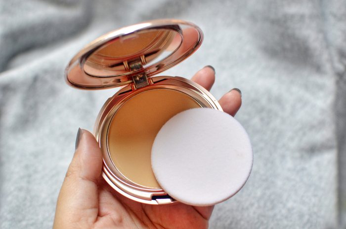 Make-up products: hand holding compact powder