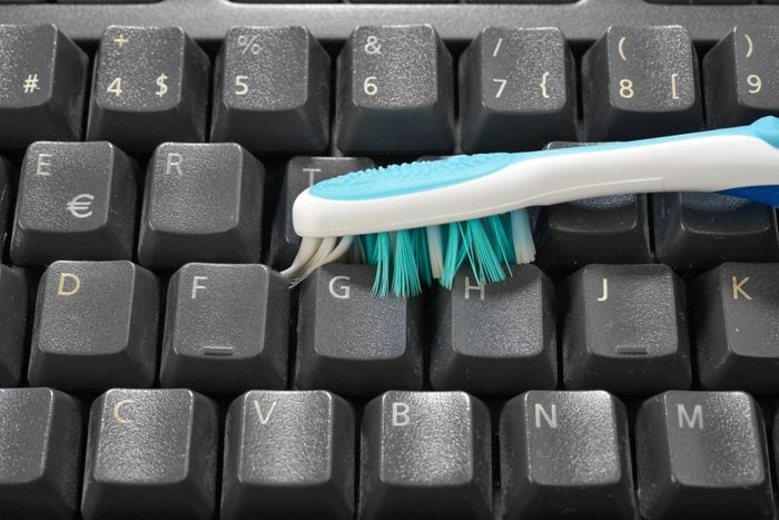 Lifehack; Cleaning Dirty Keyboard with Toothbrush.