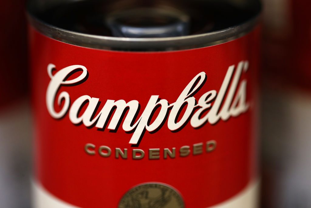 primer plano del logotipo de Campbell en una lata de sopa