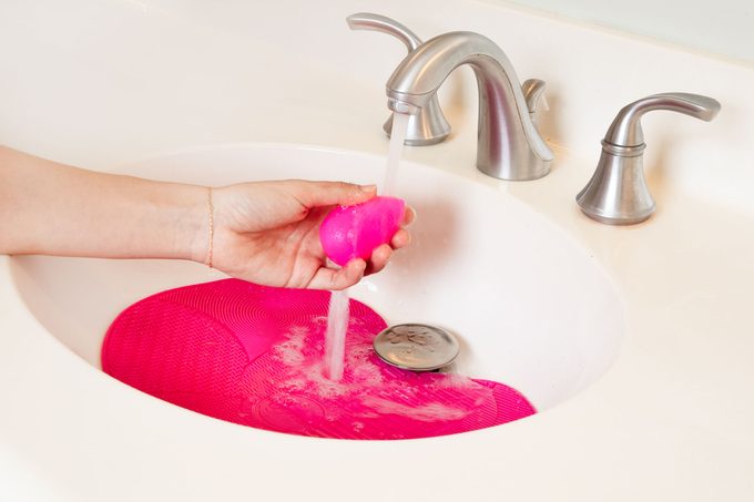 cleaning make up beauty blender with water