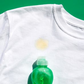 how to remove grease and oil stains from clothes