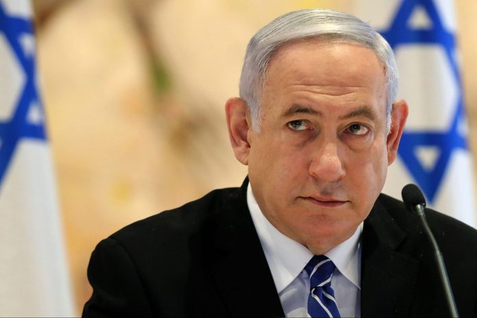Prim-ministrul israelian Benjamin Netanyahu participă la o reuniune a cabinetului noului guvern la Sala de Stat Chagall din Knesset (parlamentul israelian) la Ierusalim, pe 24 mai 2020.