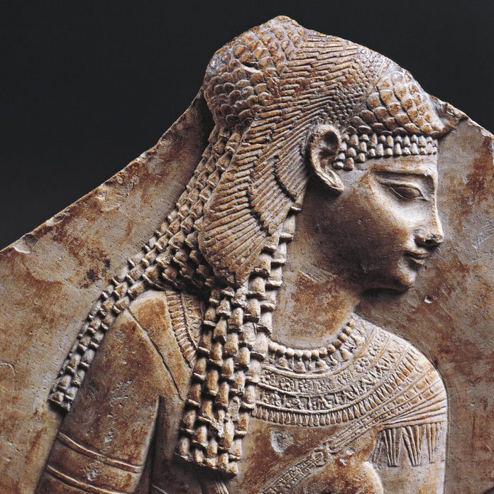 Fragment de basorelief care o înfățișează pe Cleopatra